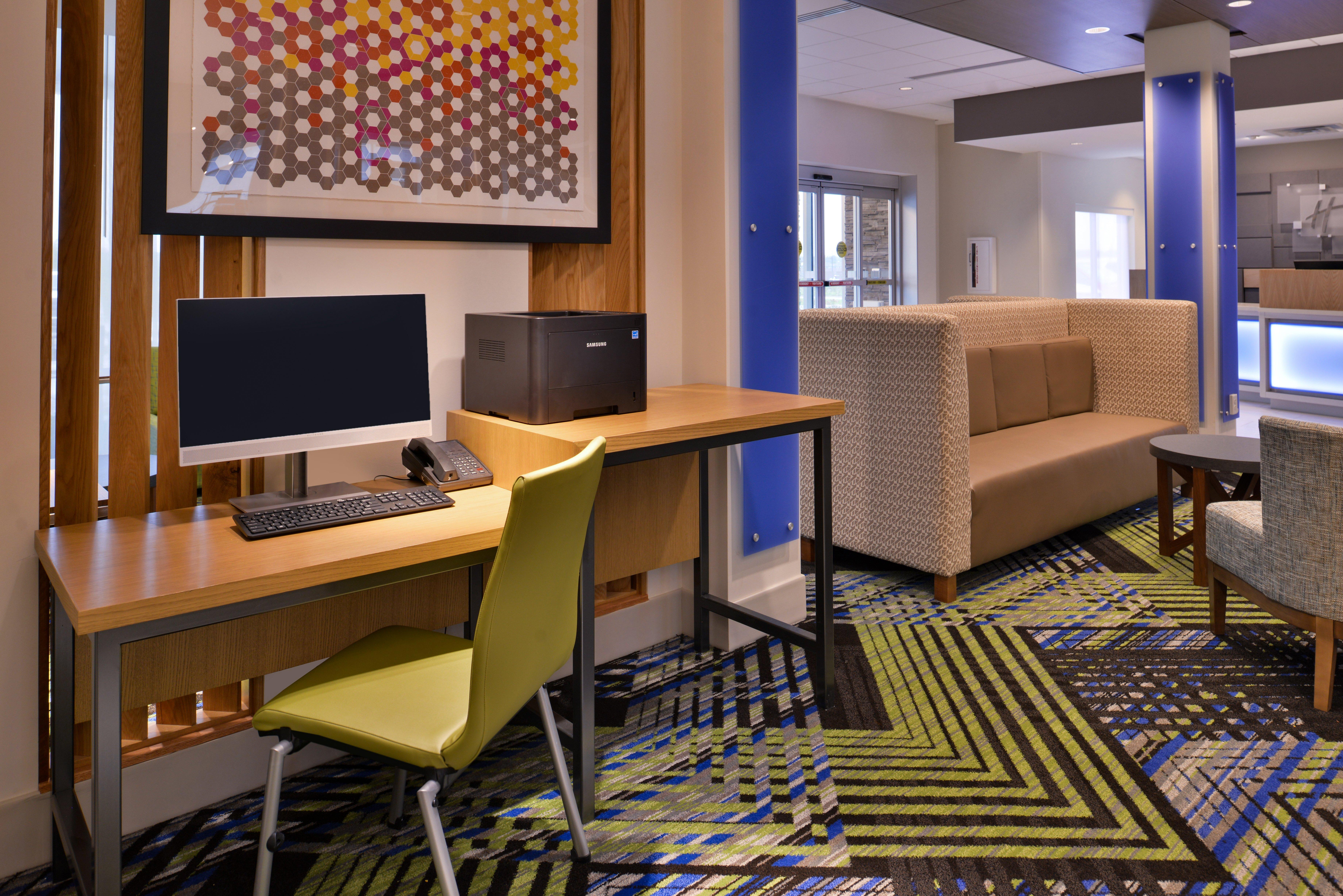 Holiday Inn Express & Suites - Marshalltown By Ihg Exterior photo