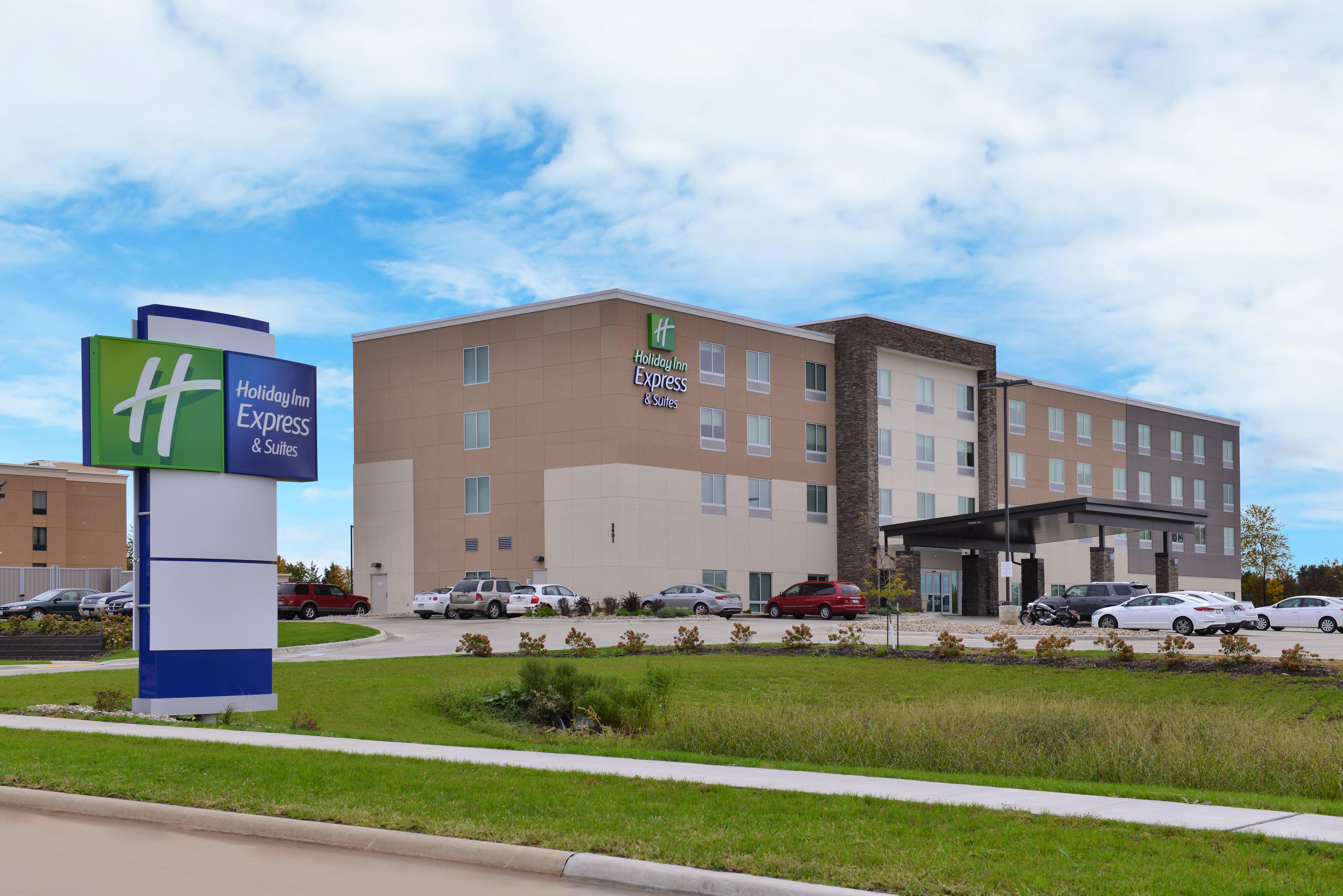 Holiday Inn Express & Suites - Marshalltown By Ihg Exterior photo