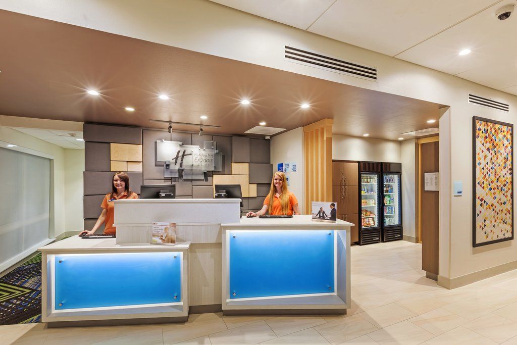 Holiday Inn Express & Suites - Marshalltown By Ihg Exterior photo