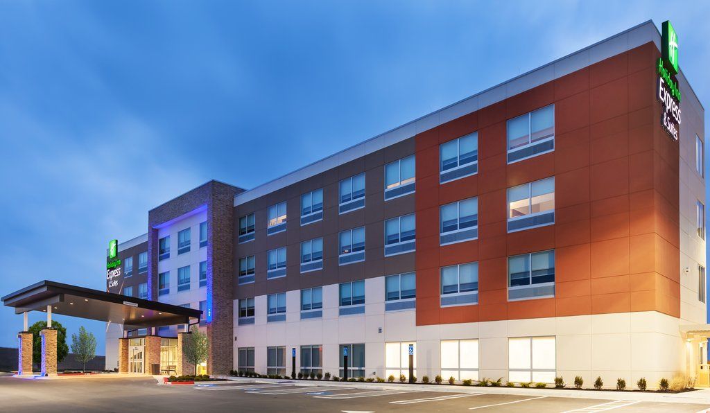 Holiday Inn Express & Suites - Marshalltown By Ihg Exterior photo